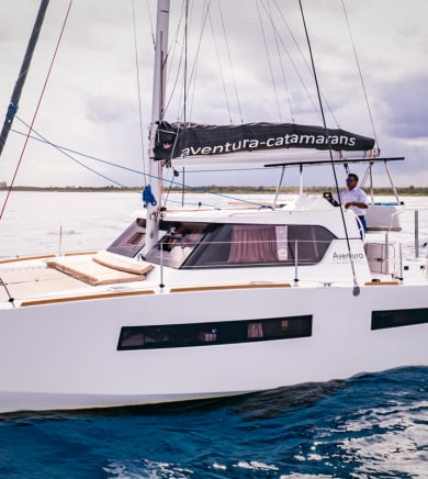 Aventura Catamaran:22