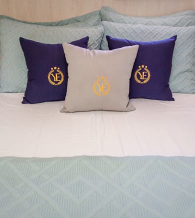 Catamaran Leopard (The Office):10