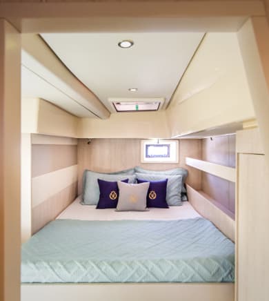 Catamaran Leopard (The Office):12