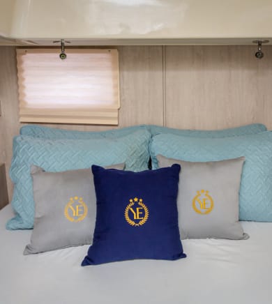 Catamaran Leopard (The Office):15