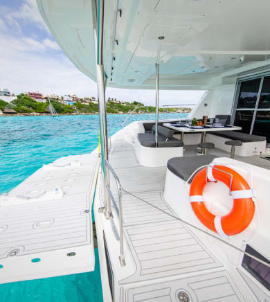 Catamaran Leopard (The Office):24