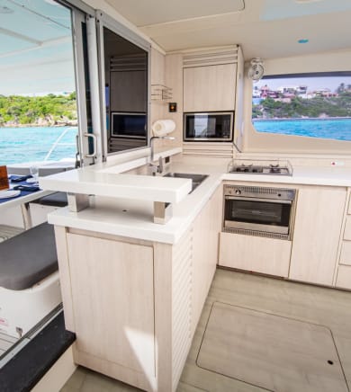 Catamaran Leopard (The Office):45